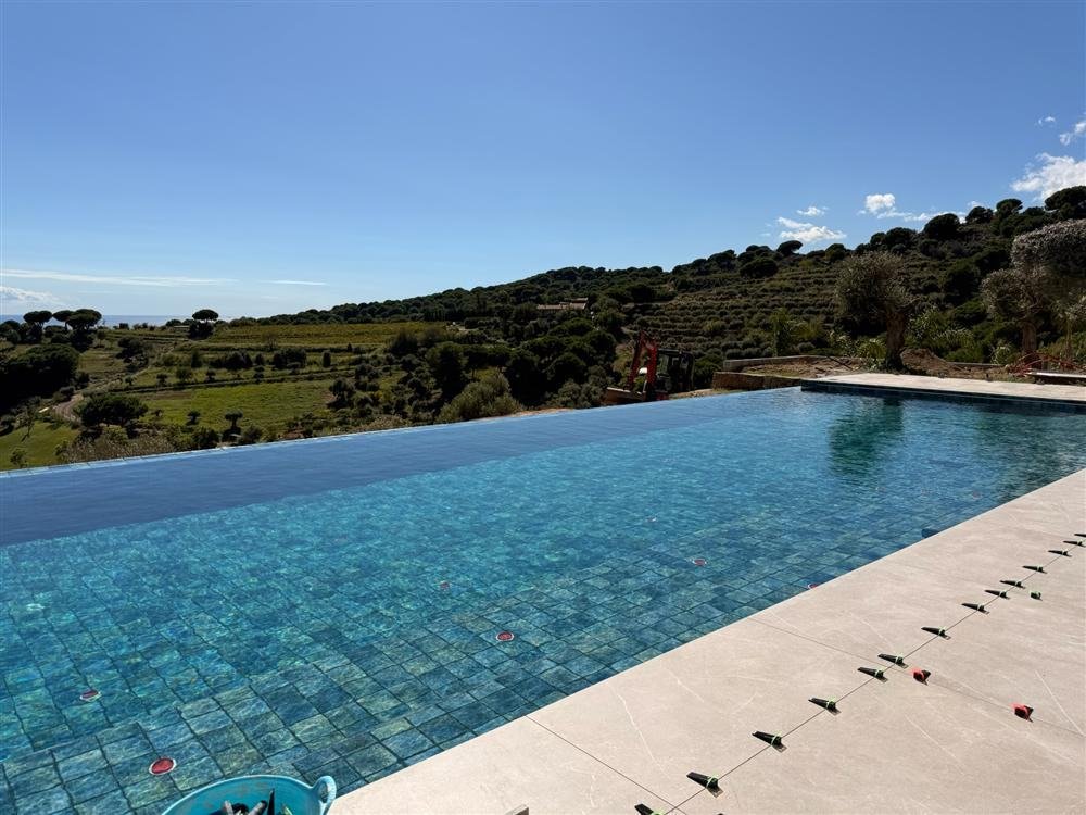 Piscina infinita en construcción con vistas al mar